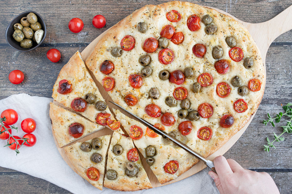 Focaccia Barese Mit Kirschtomaten Und Oliven Rezept Eat De