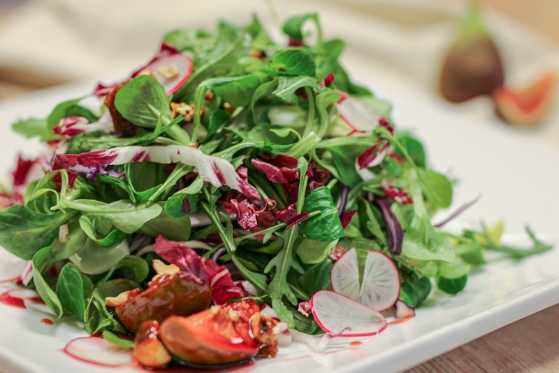 Blattsalat mit Feigen und Blutorangen-Dressing | Rezept