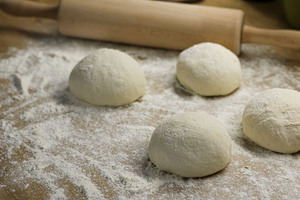 Dinneteteig zu Kugeln formen
