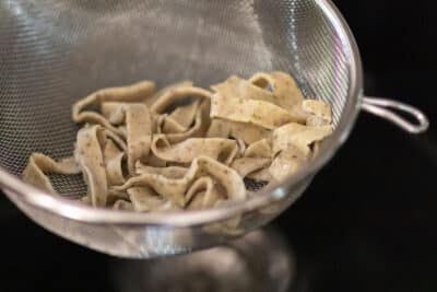 vegane Nudeln abgießen