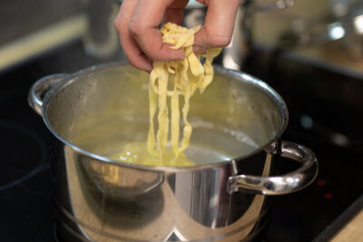 Tagliatelle aus Hartweizengrieß kochen