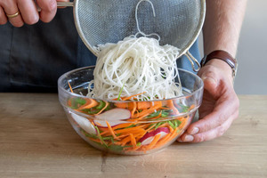 Reisnudelsalat mischen