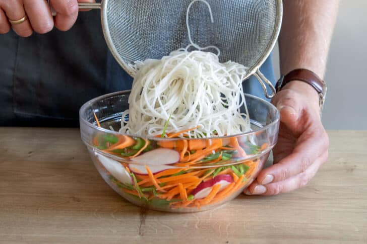 Reisnudelsalat mischen