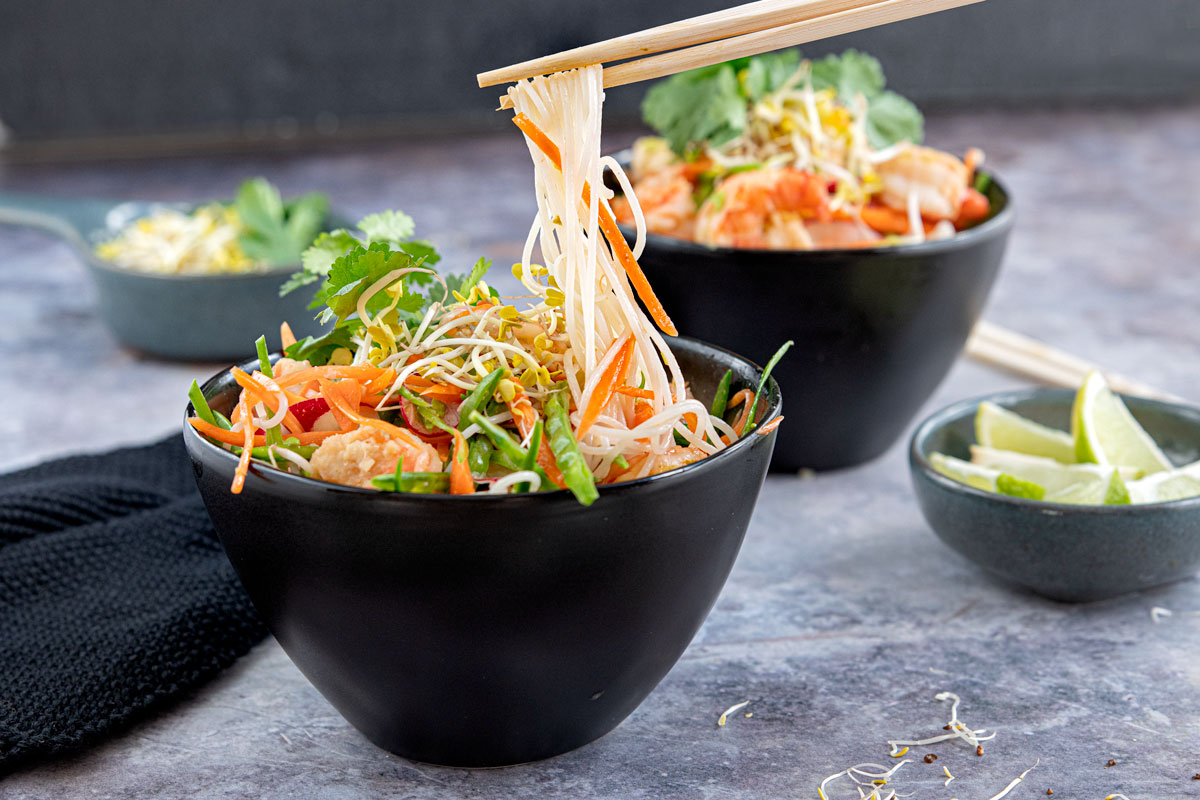 Asiatischer Reisnudelsalat mit Garnelen | Rezept - eat.de