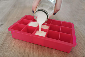 Sahne in Eiswürfelbehälter einfrieren