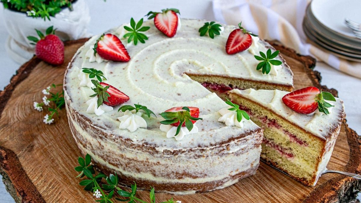 Frische Waldmeistertorte mit Sahne & Erdbeeren | Rezept - eat.de