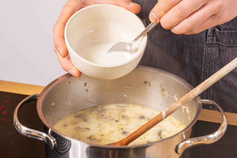 aufgelöste Speistärke zur Sauce geben