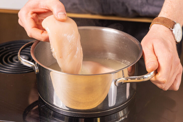 Hähnchen in den Topf geben