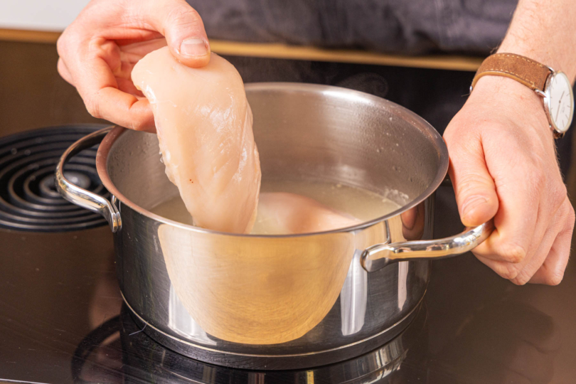 Hähnchen in den Topf geben