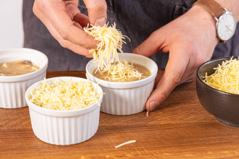 DDR-Würzfleisch aus Huhn mit Käse bestreuen