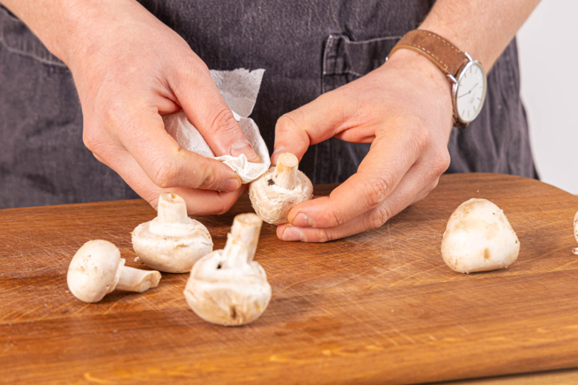 Champignons putzen