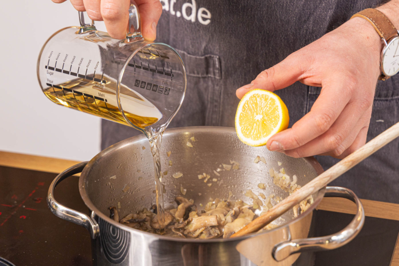 Gemüse mit Weißwein und Zitronensaft ablöschen