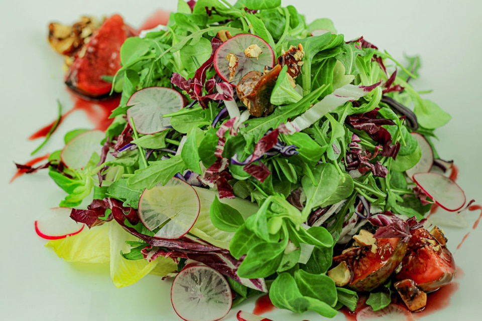 Blattsalat mit Feigen und Blutorangen-Dressing | Rezept