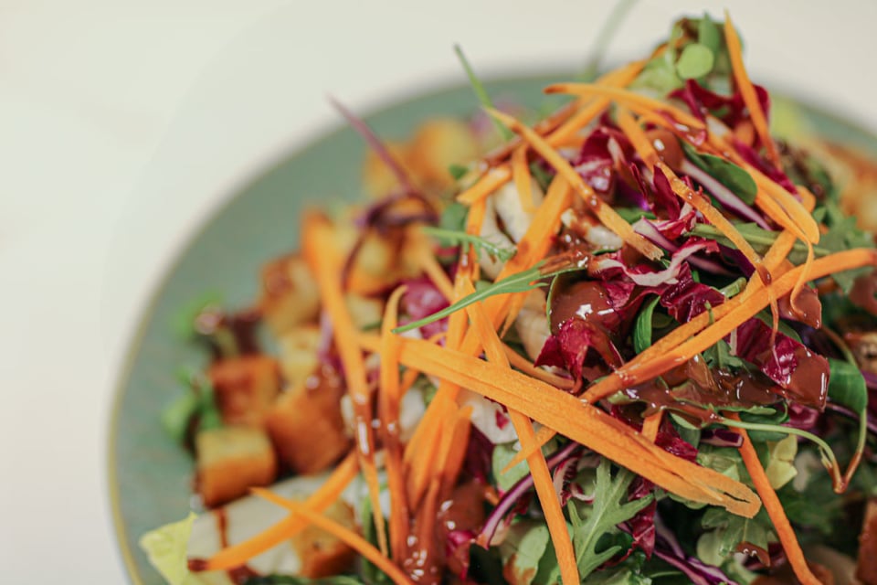 Winterlicher Blattsalat mit Schoko-Dressing | Rezept