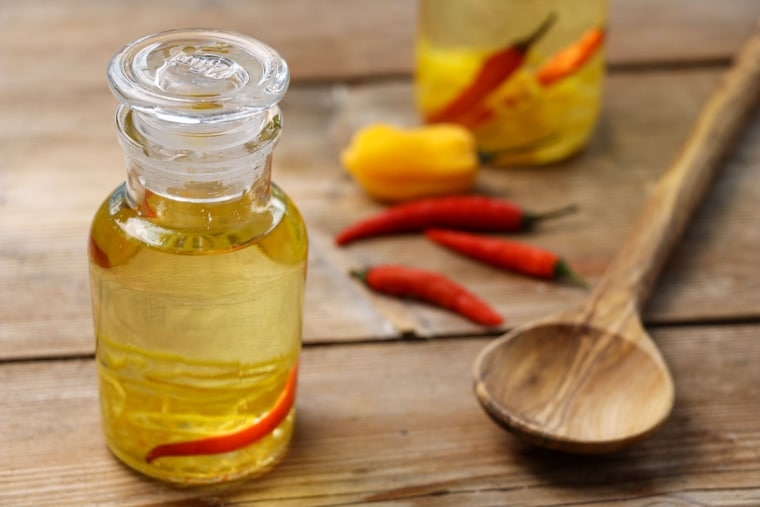 Chiliöl mit frischen Chili selber machen Rezept eat.de