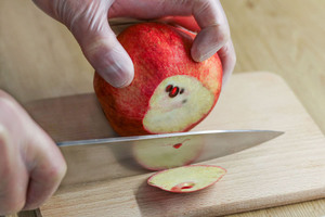 Granatapfel aufschneiden
