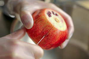 Granatapfel aufschneiden