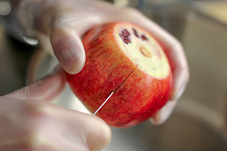 Granatapfel aufschneiden