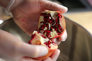 Granatapfel auseinanderbrechen
