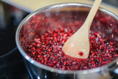 Granatapfelkerne im Topf kochen