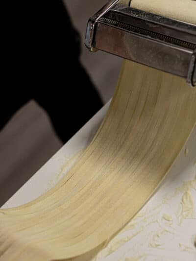 Tagliatelle schneiden mit Nudelmaschine