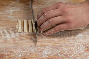 Tagliatelle in Streifen schneiden