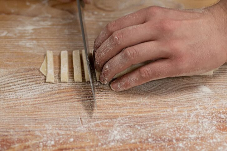 Tagliatelle in Streifen schneiden