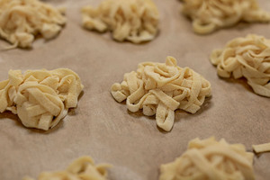 Tagliatelle zu Nestern formen