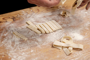 Tagliatelle schneiden und zu Nestern formen