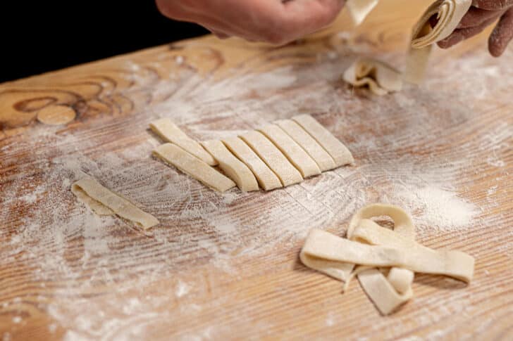Tagliatelle schneiden und zu Nestern formen