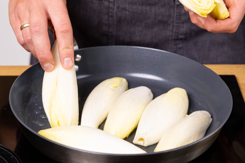 Chicorée auf der Schnittseite anbraten