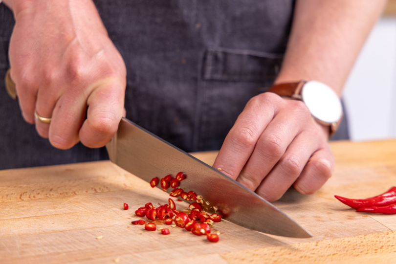 Chili in Ringe schneiden