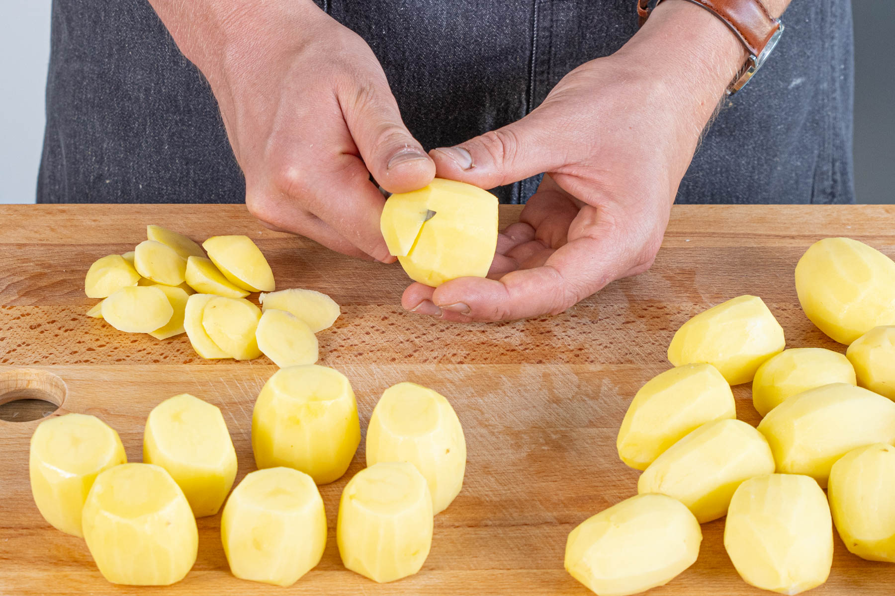 Kartoffeln schälen und die runden Enden abschneiden
