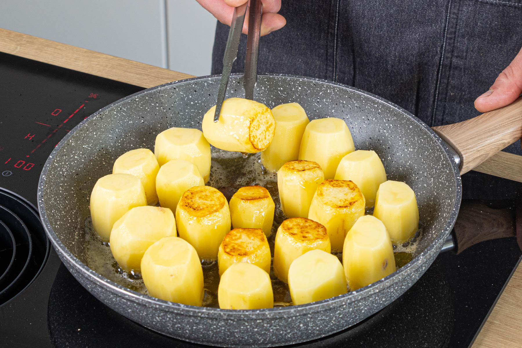 Kartoffeln in einer PFanne anbraten