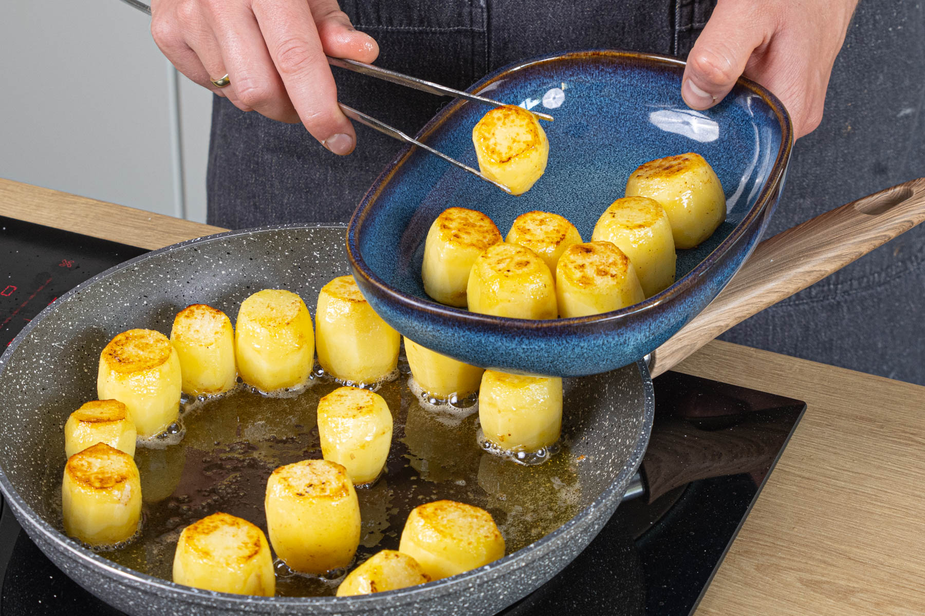 Fondant-Kartoffeln in eine Auflaufform geben