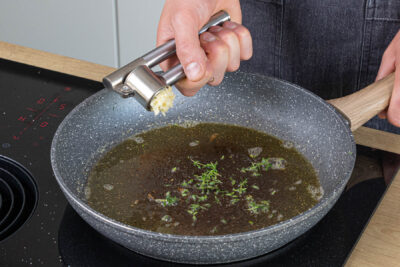 Kräuter und Knoblauch anrösten