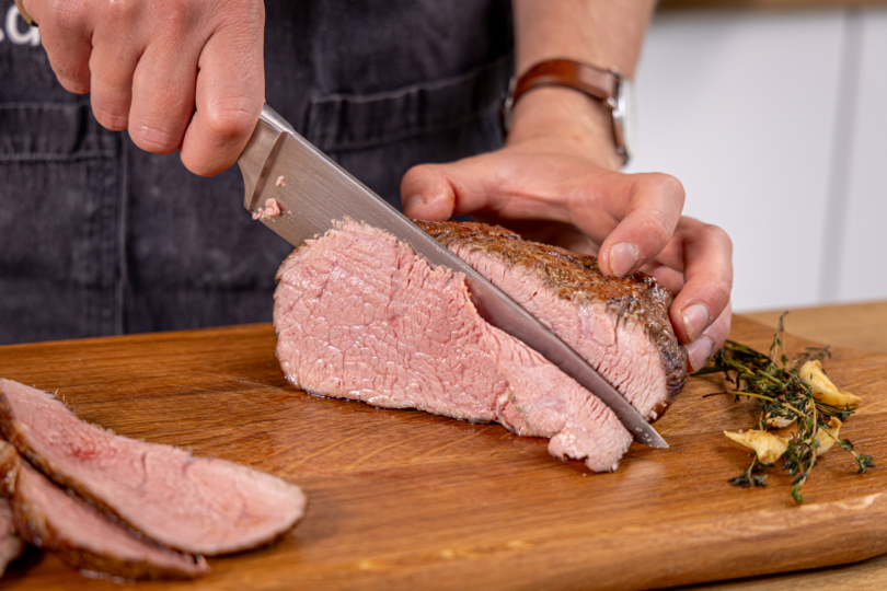 Roastbeef in Tranchen schneiden