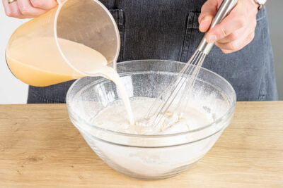 Milch und Mineralwasser unterrühren