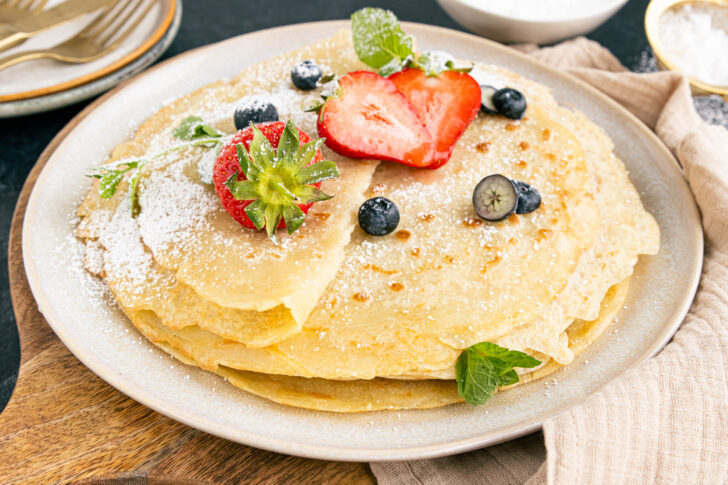 vegane Pfannkuchen mit Hafermilch und Früchten
