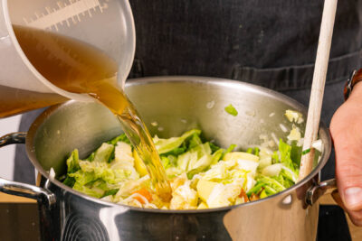 Gemüse mit Gemüsebrühe ablöschen und weich kochen