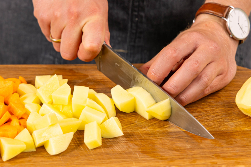 Kartoffeln und Karotten schjälen und in Würfel schneiden