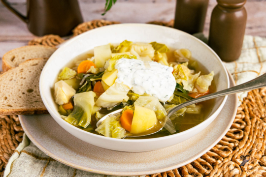 Vegetarischen Wirsingeintopf servieren