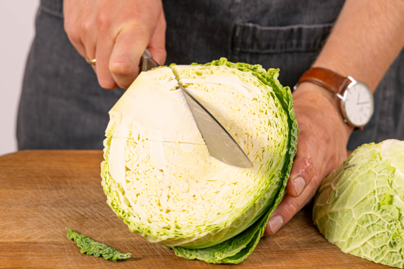 Strunk aus dem Wirsing schneiden