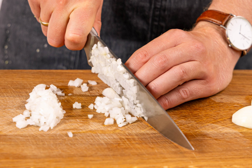 Zwiebel schälen und in Würfel schneiden