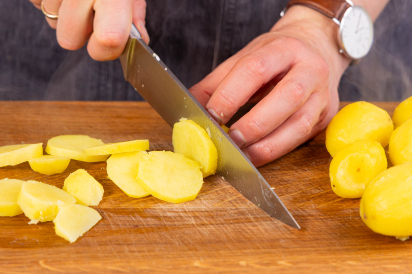 Kartoffeln pellen und in Scheiben schneiden