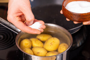 Kartoffeln in Salzwasser kochen