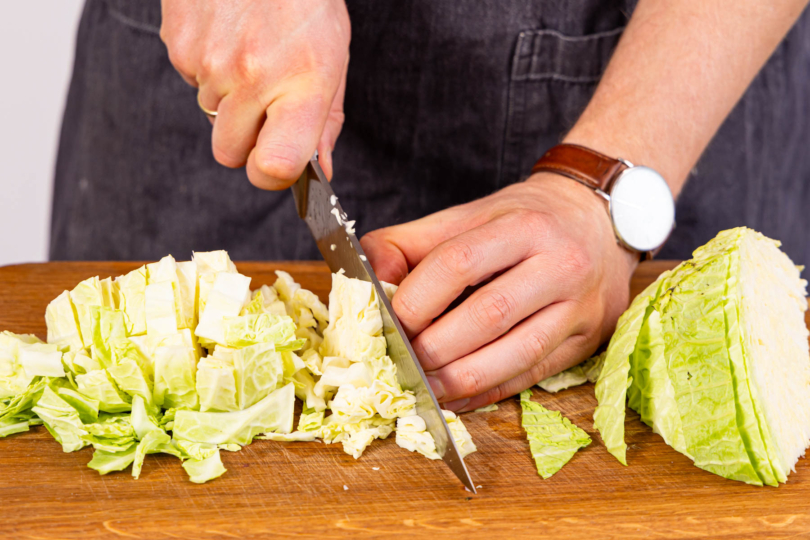 Wirsing in mundgerechte Stücke schneiden