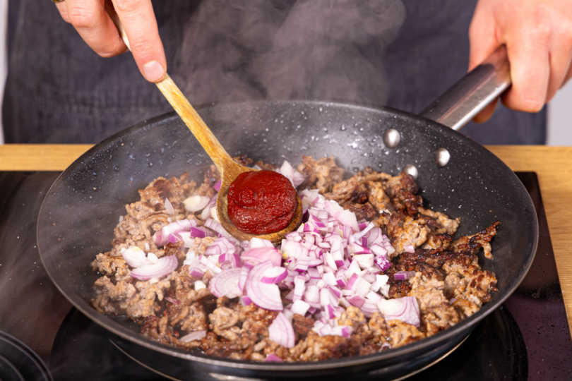 Tomatenmark, Zwiebeln und Gewürze mitbraten