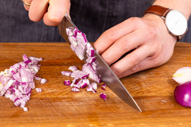 Zwiebeln in Würfel schneiden