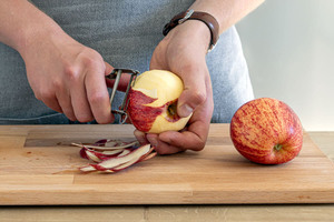 Äpfel für den Rotkohlsalat schälen